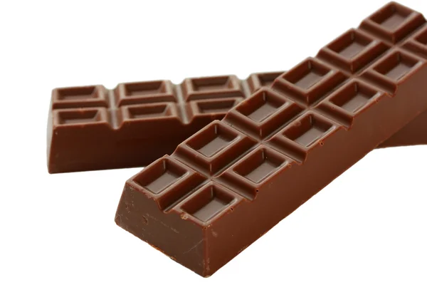 Deux délicieuses barres de chocolat isolées sur blanc — Photo