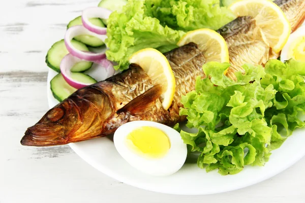 Poisson fumé sur assiette gros plan — Photo