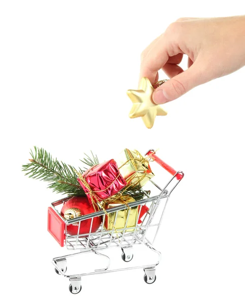 Hand und Weihnachtsgeschenke im Einkaufswagen, isoliert auf weiß — Stockfoto