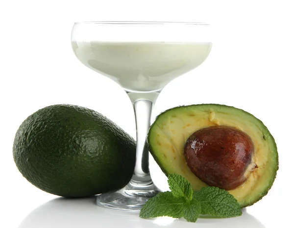 Batido de aguacate fresco aislado en blanco —  Fotos de Stock