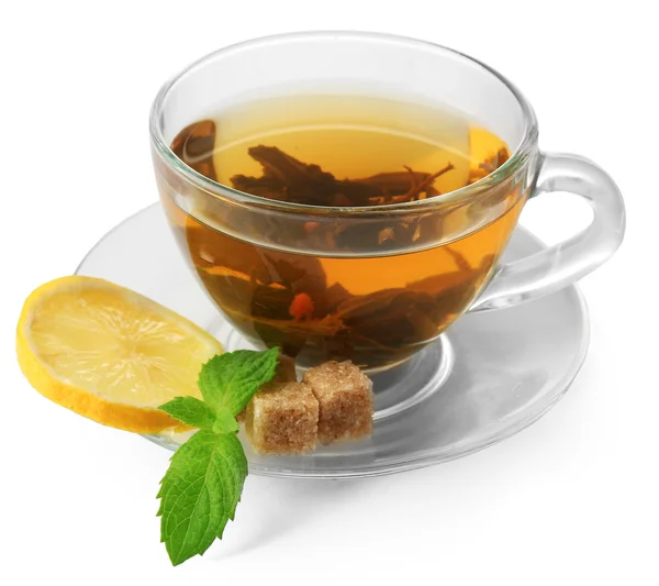 Průhledný šálek zeleného čaje s citronem a mátou izolovaných na bílém — Stock fotografie
