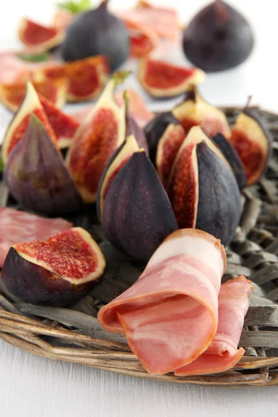 Lezzetli incir ile jambon, yakın çekim — Stockfoto