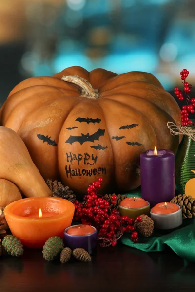 Composição para Halloween com abóboras e velas no fundo azul — Fotografia de Stock