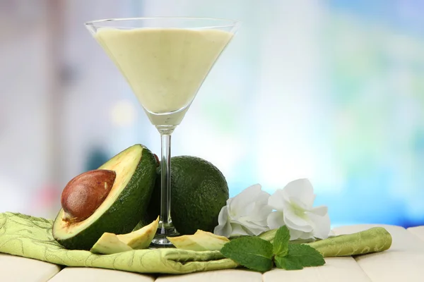 Batido de aguacate fresco sobre fondo brillante — Foto de Stock