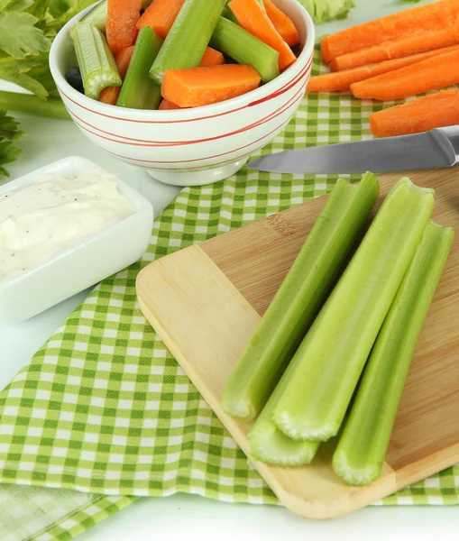 Verse groene selder met groenten op tabel close-up — Stockfoto