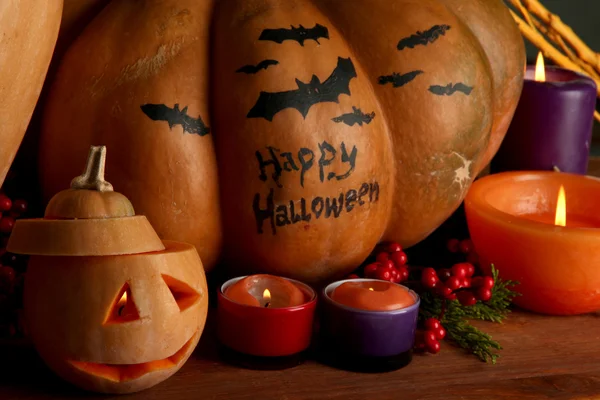 Composición para Halloween con calabazas y velas sobre fondo oscuro — Foto de Stock