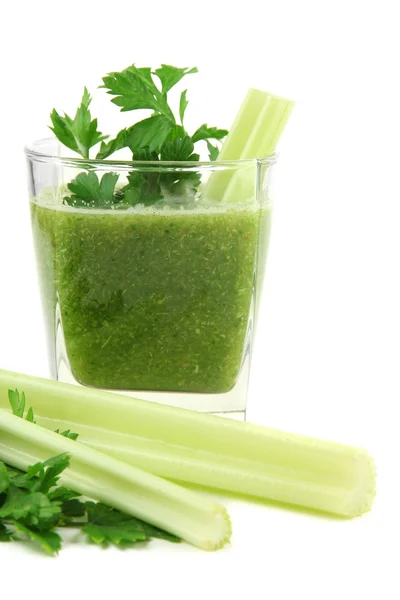 Glas grünen Gemüsesaft und Sellerie isoliert auf weiß — Stockfoto