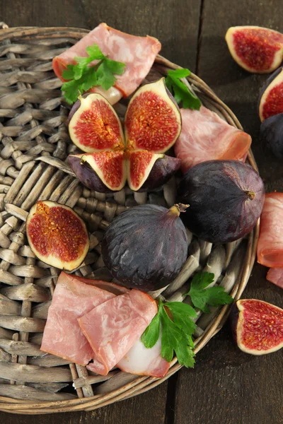 Gri ahşap masa üzerinde jambon ile lezzetli incir — Stok fotoğraf