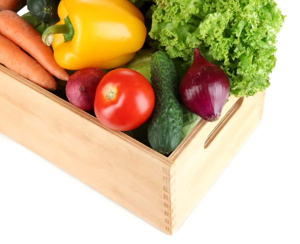 Świeże warzywa w drewniane pudełko na szarym tle — Zdjęcie stockowe