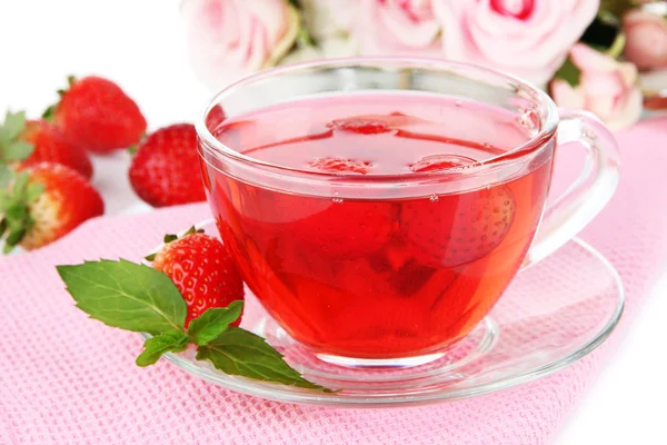 Delicious strawberry tea on table close-up — Stock Photo, Image