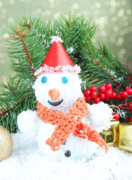 Hermoso muñeco de nieve y decoración de Navidad, sobre fondo brillante — Foto de Stock