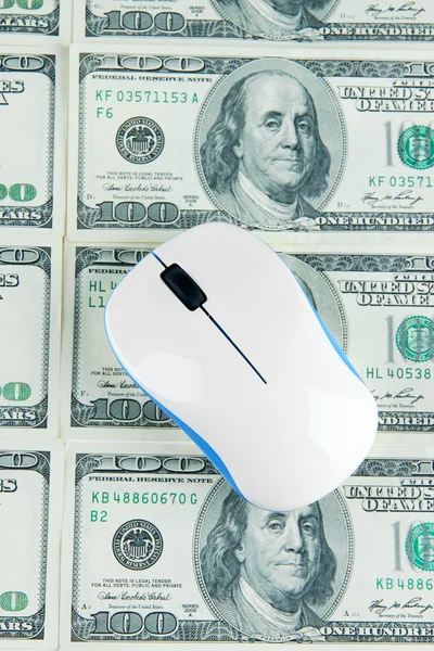 Souris d'ordinateur sur dollars gros plan — Photo