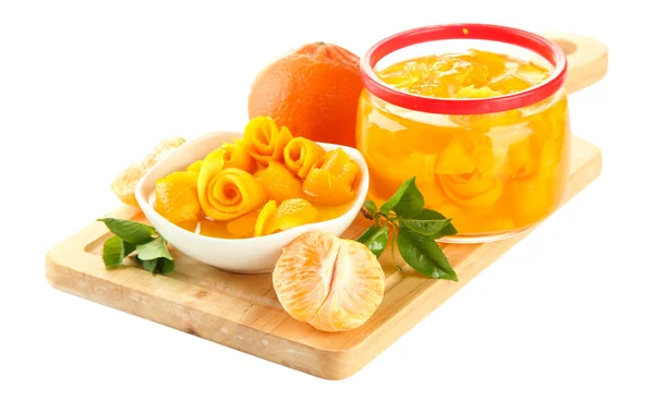 Orangenmarmelade mit Schale und Mandarinen auf Holztisch, isoliert auf weiß — Stockfoto