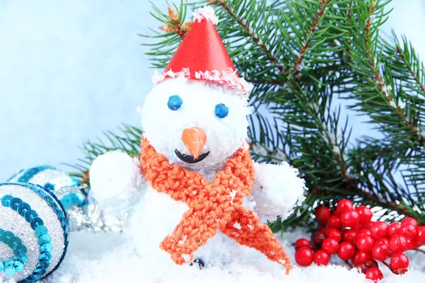 Mooie sneeuwpop en christmas decor, op blauwe achtergrond — Stockfoto