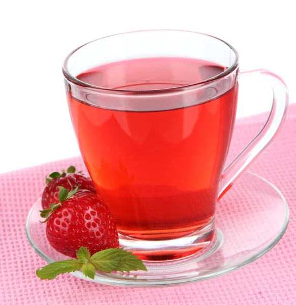 Νόστιμα τσάι φράουλα στο τραπέζι σε άσπρο φόντο — Φωτογραφία Αρχείου