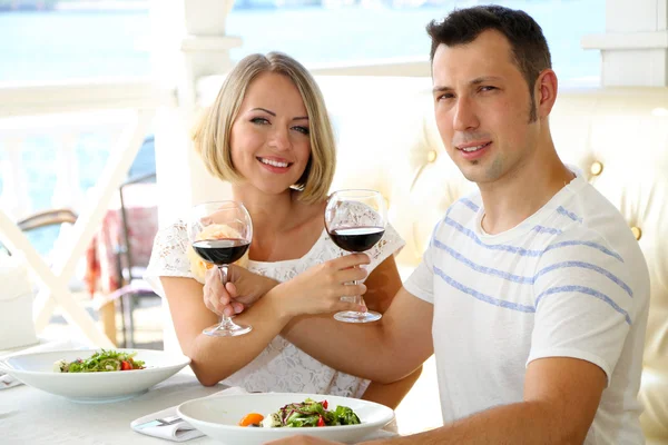 Nádherný pár s romantickou večeři v restauraci — Stock fotografie