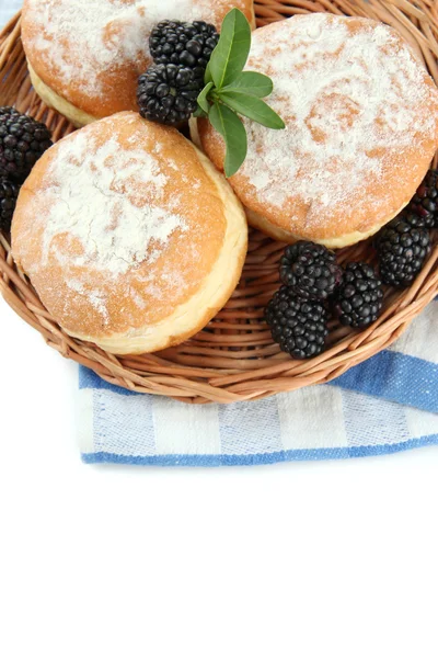 Çilek, beyaz izole ile lezzetli börekler — Stok fotoğraf