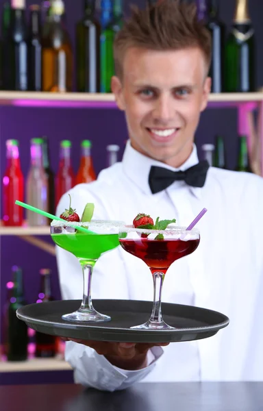 Retrato de barman guapo con cócteles diferentes, en el bar — Foto de Stock