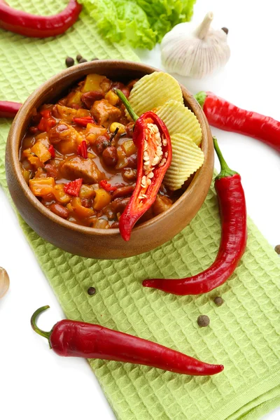 Chili Corn Carne - nourriture traditionnelle mexicaine, dans un bol en bois, sur une serviette, isolée sur du blanc — Photo
