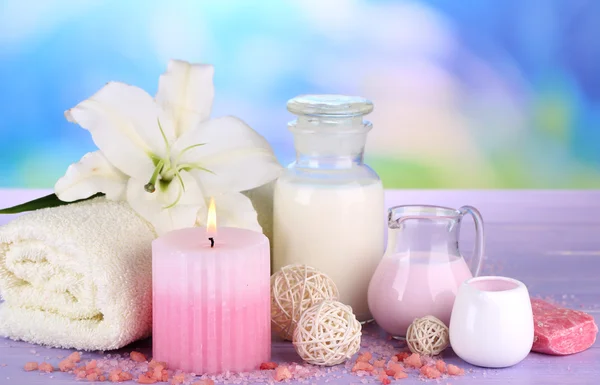 Bela configuração de spa com lírio na mesa de madeira no fundo natural — Fotografia de Stock