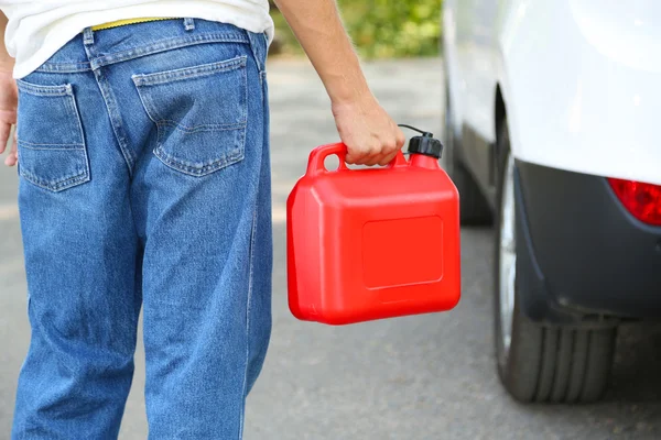 Man hantering bränsletank — Stockfoto