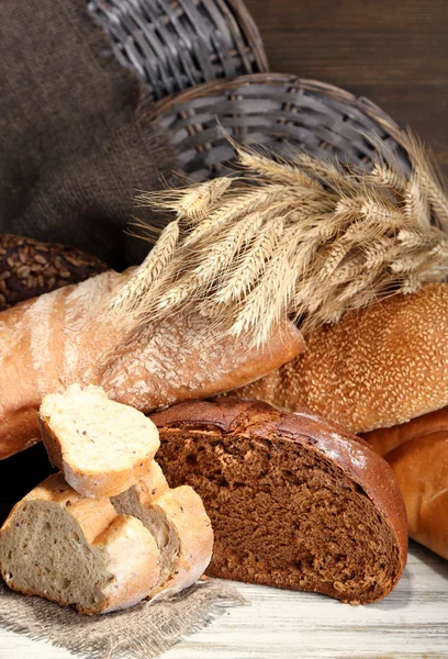 Viel Brot auf Holzbrett auf Korbblech Hintergrund — Stockfoto