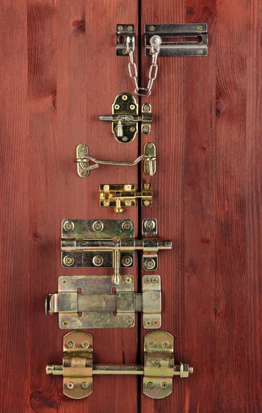 Μέταλλο βίδες, Κλείθρα και άγκιστρα στο κοντινό πλάνο ξύλινη πόρτα — Φωτογραφία Αρχείου