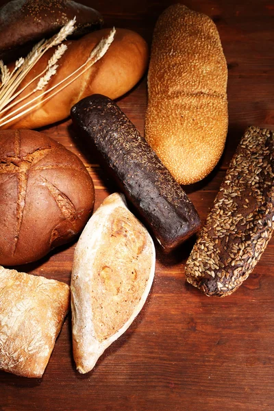 Много хлеба на деревянной доске — стоковое фото