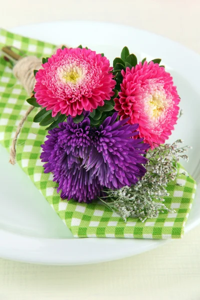 Festive dining table setting with flowers — Stock Photo, Image