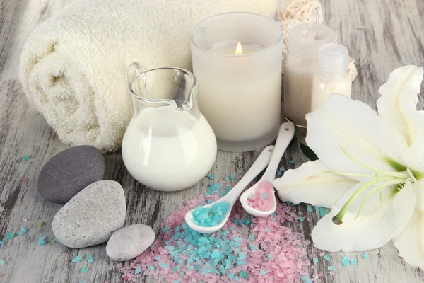 Beautiful spa setting with lily on wooden table close-up — Stock Photo, Image