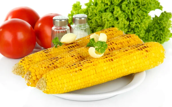 Zachwycający złoty kukurydza z grilla z masłem na białym tle — Zdjęcie stockowe