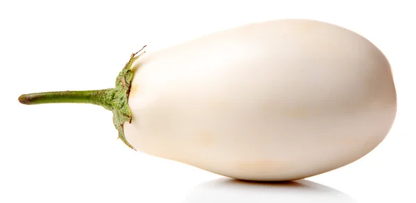 Verse aubergine geïsoleerd op wit — Stockfoto