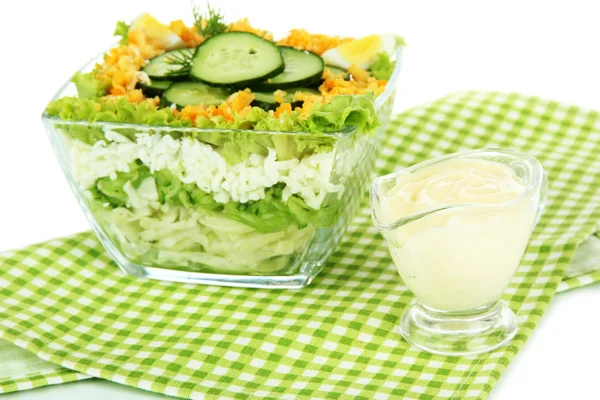Смачний салат з яйцями, капустою та огірками, ізольований на білому — стокове фото