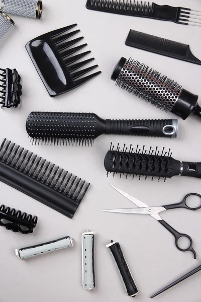Profesjonalny salon fryzjerski narzędzia na szarym tle — Zdjęcie stockowe