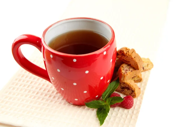 Filiżanka herbaty z ciasteczka i malin na białym tle — Zdjęcie stockowe