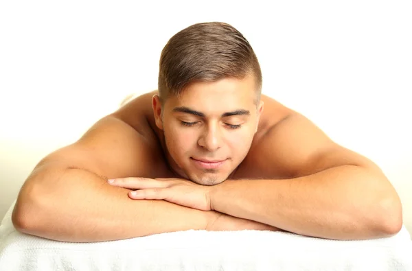 Junger Mann entspannt im Wellness-Salon — Stockfoto