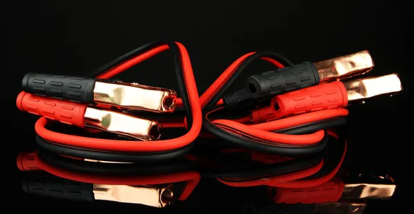 Startovací autobaterie kabely na černém pozadí — Stock fotografie