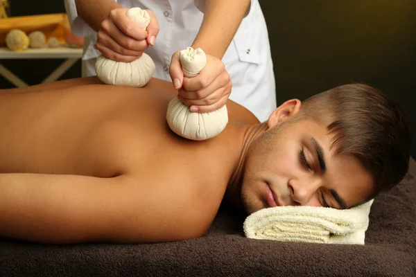 Mladý muž s masáž zad zblízka — Stock fotografie