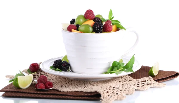 Ensalada de frutas en taza en servilleta aislada en blanco —  Fotos de Stock