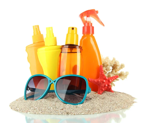 Flaskor med solbränna grädde och solglasögon, isolerad på vit — Stockfoto