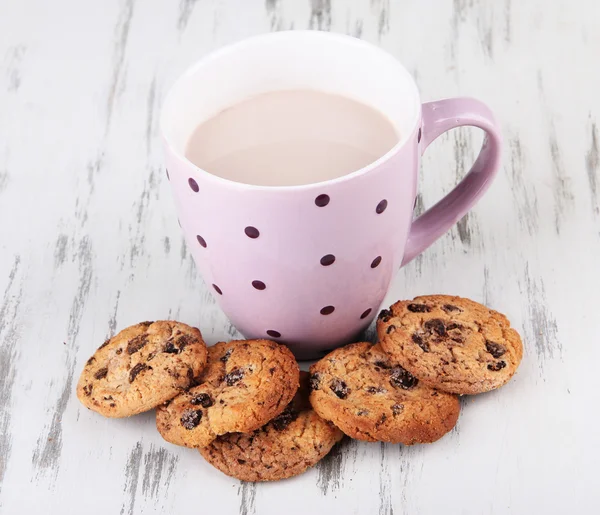 Bebida de cacau e biscoitos em fundo de madeira — Fotografia de Stock