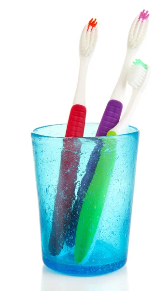 Escovas de dentes em vidro isoladas a branco — Fotografia de Stock