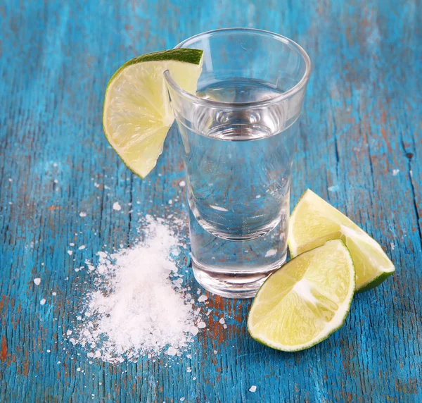 Tequila in Glas auf Holztisch in Großaufnahme — Stockfoto