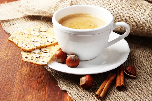 Xícara de café saboroso com biscoito italiano, em fundo de madeira — Fotografia de Stock