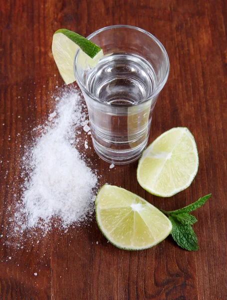 Tequila ve skle na dřevěný stůl detail — Stock fotografie