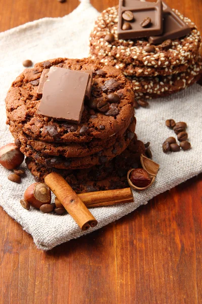 Hausgemachte Kekse mit Sesam, Schokolade, auf Holztisch, auf Sacktuch Hintergrund — Stockfoto