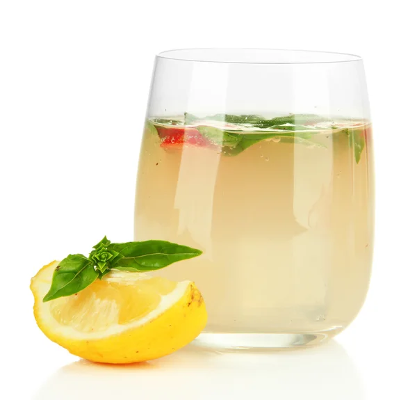 Basil limonade met aardbei, geïsoleerd op wit — Stockfoto