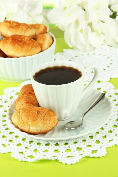 Smaczne rogaliki i filiżankę kawy na stół szczegół — Zdjęcie stockowe