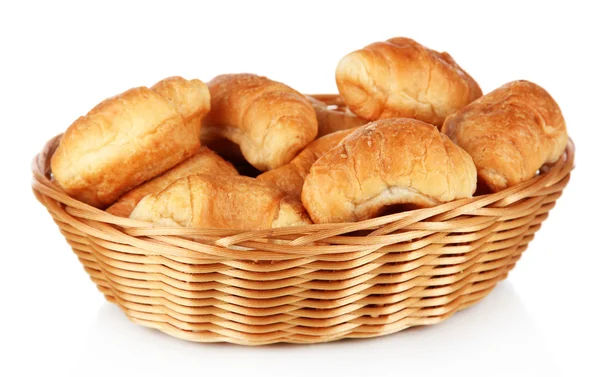 Croissants saborosos em cesta de vime isolado em branco — Fotografia de Stock