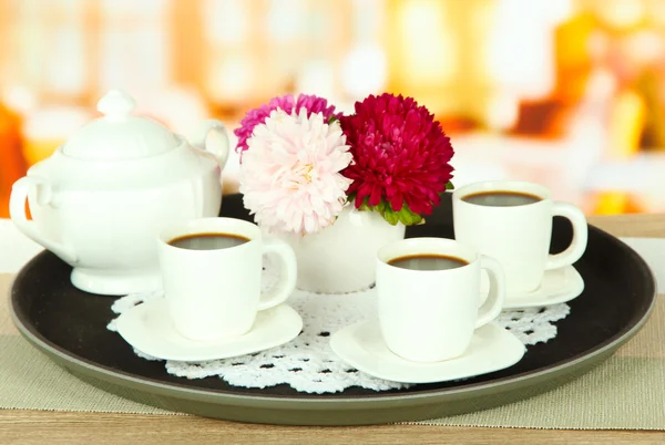 Tazze di caffè su vassoio su tavolo in caffè — Foto Stock
